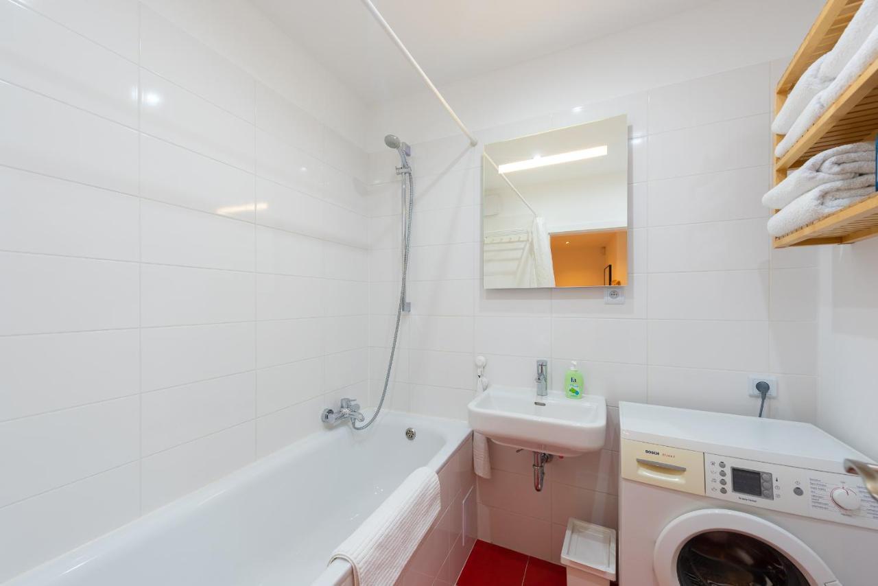 Bright Charming Apt With Terrace, Parking & Airco. Praga Exterior foto
